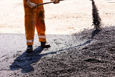 Yolun asfaltlama üzerinde çalışan