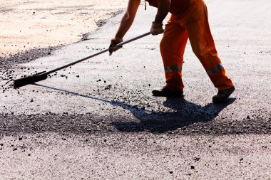 Yolun asfaltlama üzerinde çalışan