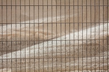 Küçük plastik ağlardan ve içi boş metal çitlerden korunan tenteler, sığ alan derinliğine dikkat edin.