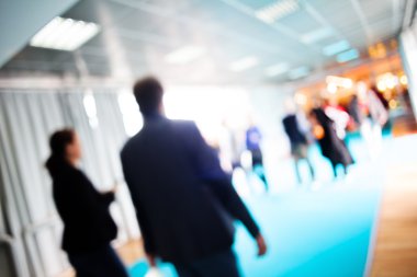 Gölgeler ve arka plan bulanık için alışveriş merkezinde siluetleri