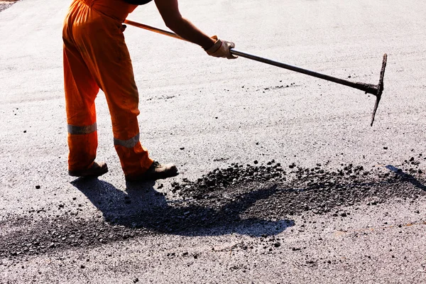 Operaio Sull Asfaltare Strada — Foto Stock