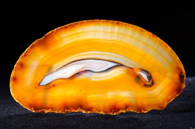 Siyah arka planda izole edilmiş, dilimlenmiş bir değerli taşı kapat.