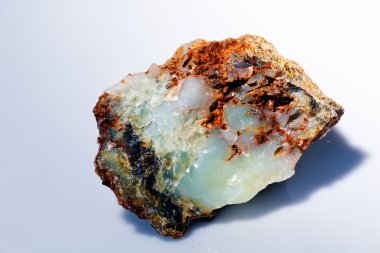 Kaba cilalanmamış opal, beyaz arka planda izole