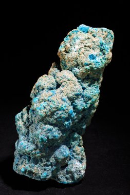 Doğal kireçtaşı, 23 cm yüksekliğinde, siyah arka planda izole edilmiş.