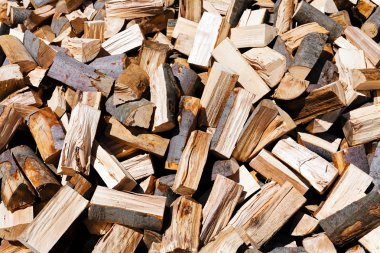 Odun yığıldı ve kış için hazırlandı.