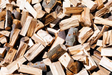 Odun yığıldı ve kış için hazırlandı.