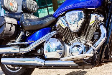 Yeni mavi motosikletin yakın çekimi. 