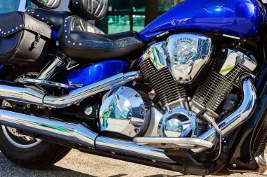 Yeni mavi motosikletin yakın çekimi. 