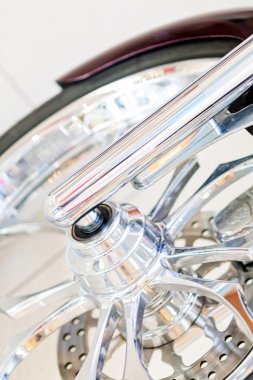 Park etmiş bir motosikletin ön lastiği.