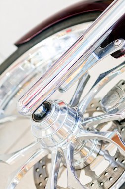 Motosikletin ön tekerleğinin krom detayları