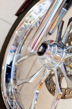Motosikletin ön tekerleğinin krom detayları