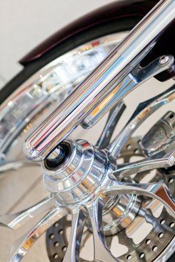 Park etmiş bir motosikletin ön lastiği.