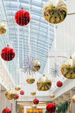 Alışveriş merkezinin merkezinde Noel süslemeleri