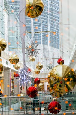 Alışveriş merkezinde yılbaşı süslemeleri