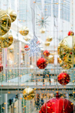 Alışveriş merkezinin merkezinde Noel süslemeleri