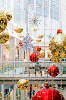 Alışveriş merkezinde yılbaşı süslemeleri