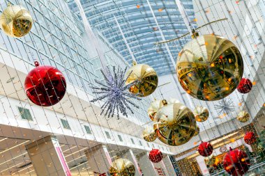 Alışveriş merkezinde güzel bir Noel süsü.