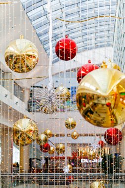 Alışveriş merkezinde güzel bir Noel süsü.