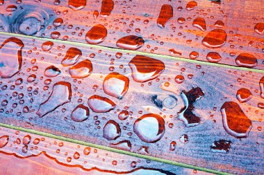 Modern ahşap zeminde su damlaları