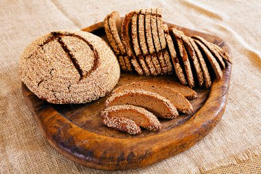 Ahşap arka planda dilimlenmiş taze geleneksel ekmek