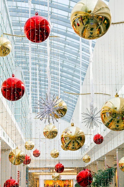 Alışveriş merkezinin merkezinde Noel süslemeleri