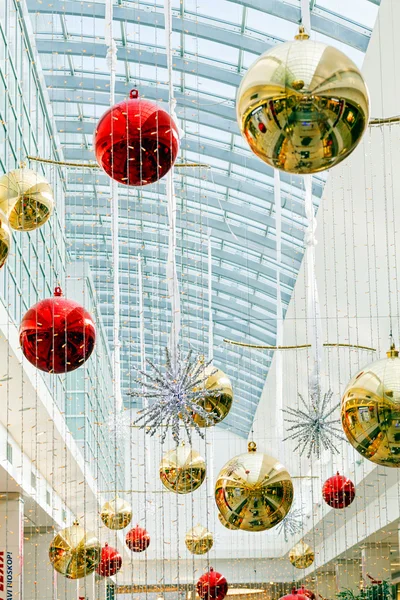 Alışveriş merkezinin merkezinde Noel süslemeleri