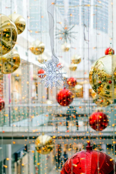 Alışveriş merkezinin merkezinde Noel süslemeleri