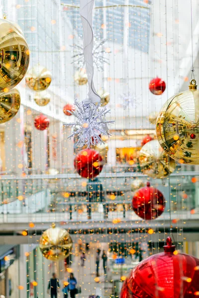 Alışveriş merkezinde yılbaşı süslemeleri