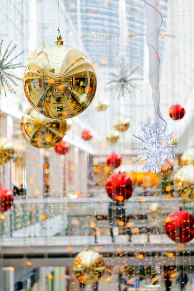 Alışveriş merkezinde altın toplar ve gümüş yıldızlar Noel süslemesi