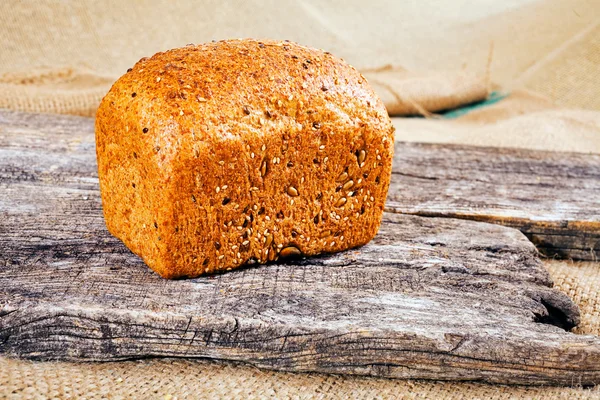 Eski Ahşap Arka Planda Taze Kahverengi Ekmek — Stok fotoğraf