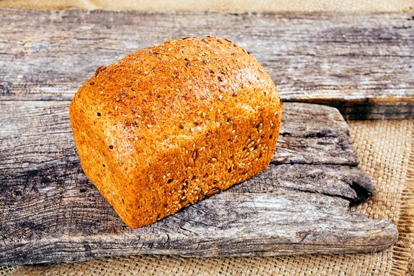Frisches Braunes Brot Auf Altem Holzgrund — Stockfoto