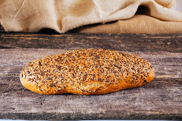 Dunkles Vollkornbrot Auf Altem Rustikalen Holztisch — Stockfoto