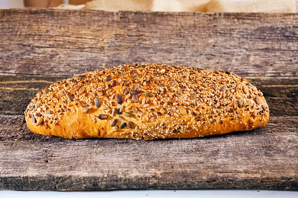 Hausgemachtes Brot Mit Verschiedenen Samen Belegt Auf Altem Holztisch — Stockfoto