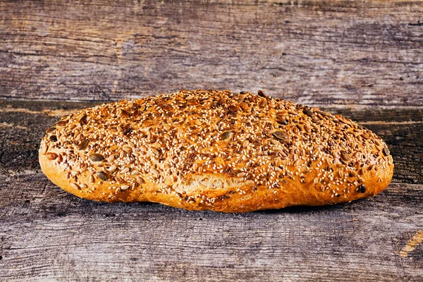 Hausgemachtes Brot Mit Verschiedenen Samen Belegt Auf Altem Holztisch — Stockfoto