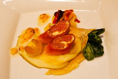 Pastırmalı tavuk göğsü, ıspanaklı ve kabaklı.