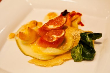 Pastırmalı tavuk göğsü, bebek ıspanaklı ve sebzeli.