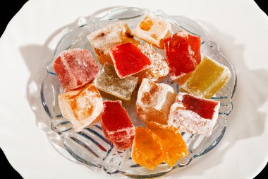 Geleneksel cam kasede, beyaz tabakta servis edilen Türk lokumu.