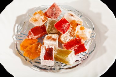 Geleneksel cam kasede, beyaz tabakta servis edilen Türk lokumu.