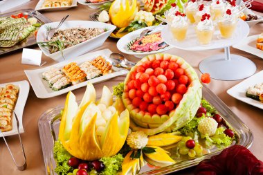 Açık büfedeki lezzetli yemekler.