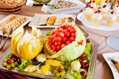 Açık büfedeki lezzetli yemekler.