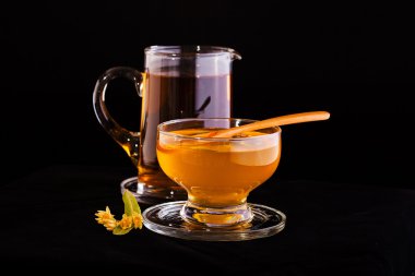 Cam kasede tuz balı, siyah arka planda izole.