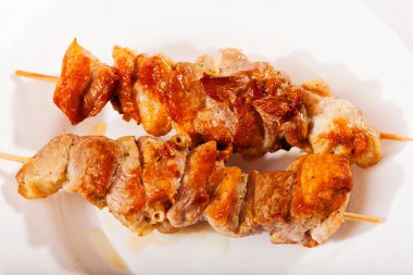 Izgara domuz souvlaki beyaz arka plan üzerinde beyaz plaka üzerinde