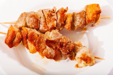 Beyaz arka planda ızgara domuz şişi.