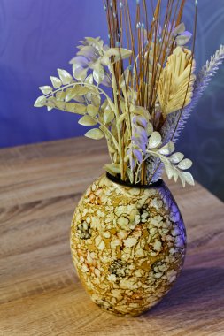 Beyaz dallardan ve yapraklardan yapılmış yapay buket, leylak arka planda.