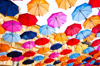 Açılmış renkli şemsiyelerle süslenmiş sokak