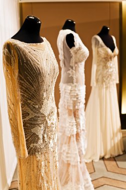 Gelinlik giymiş üç manken