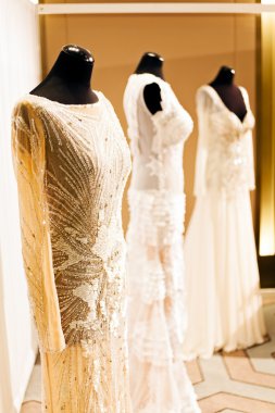 Gelinlik içinde üç manken; sığ alan derinliğine dikkat edin