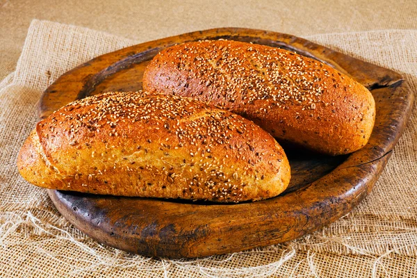 Zwei Vollkornbrötchen Auf Holzschneidebrett — Stockfoto