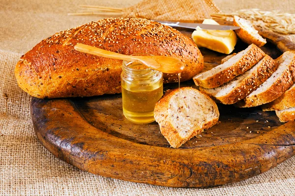 Mel Manteiga Pão Preto Fatiado Tábua Redonda Madeira — Fotografia de Stock