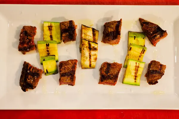 Grilled Rundvlees Courgette Geserveerd Witte Plaat Bovenaanzicht — Stockfoto